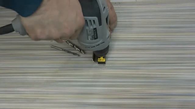 МК 07. Мебельный кондуктор для сверления отверстий в алюминиевых ручках дверей купе. смотреть онлайн