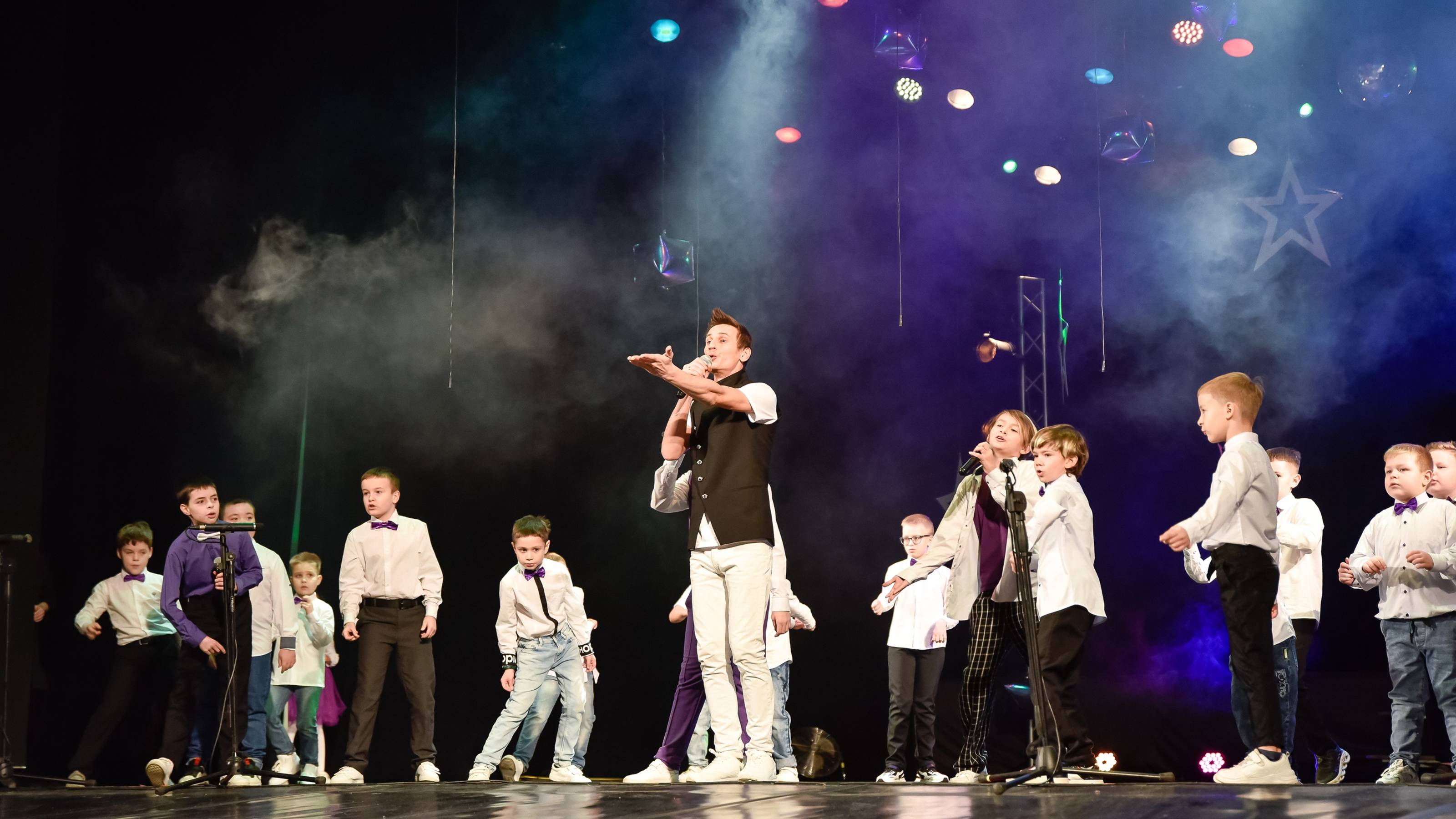 «Танцуй пока молодой» песня Леонида Агутина смотреть онлайн