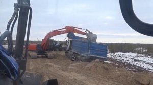 Вытаскиваем груженый самосвал IVECO с края дороги. Prevent the dump truck from tipping over.