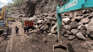 Строительство, экскаватор копает песок