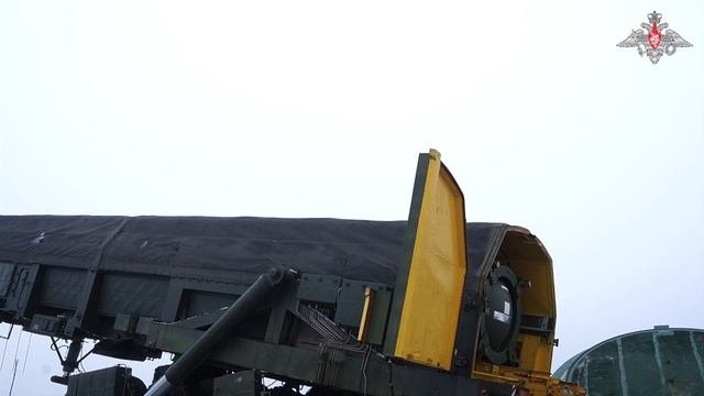Минобороны России опубликовало видео загрузки межконтинентальной баллистической ракеты 