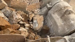 Строительство, дробление щебёнки