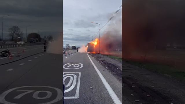 На трассе под Армавиром загорелся большегруз