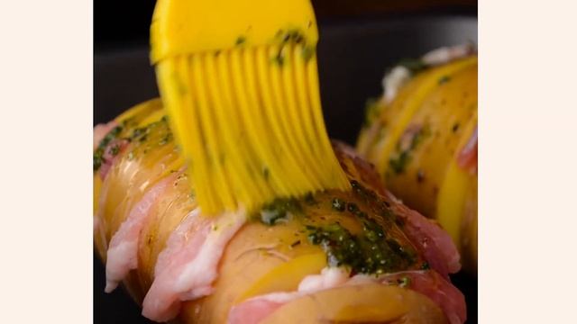 Картофель запеченный с беконом и сыром | Картошка-гармошка смотреть онлайн