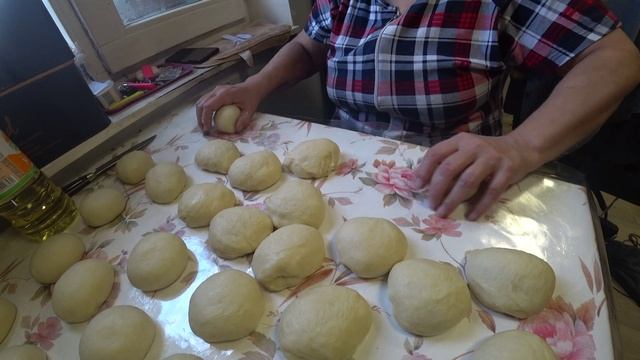 Жизнь в деревне. Напекла гору сахарных булочек.