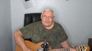 Вспоминаю старые песни. А у нас девчоночки веселые, певучие!