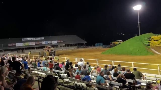 Соревнования монстр-траков: кто станет королём трассы? смотреть онлайн