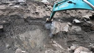 Строительство, экскаватор копает всё