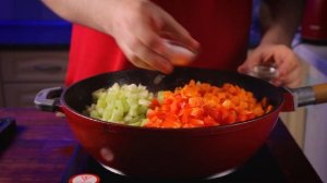 Чечевица в сковороде с мясом и овощами | Просто Рецепт ужина