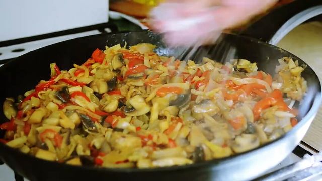 Гречка с курицей и грибами в горшочках. Простой рецепт. смотреть онлайн