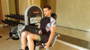 СГИБАНИЕ НОГ СИДЯ / КАЧАЕМ НОГИ / ТЕХНИКА УПРАЖНЕНИЯ БИЦЕПС БЕДРА