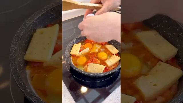Свежий хлеб, много сыра и томата