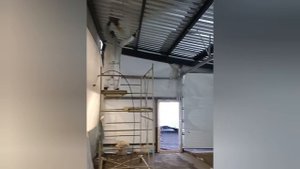 Утепление пенополиуретаном методом напыления потолка из профлиста.