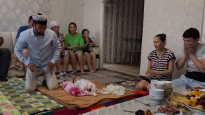 Азан шакыру. Казахский обычай, когда дают имя ребёнку.