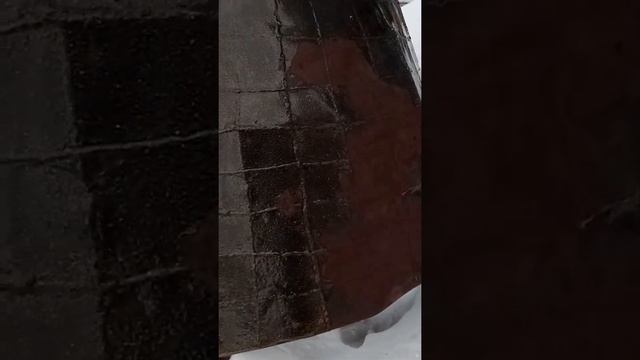 Забавная и страшная скульптура