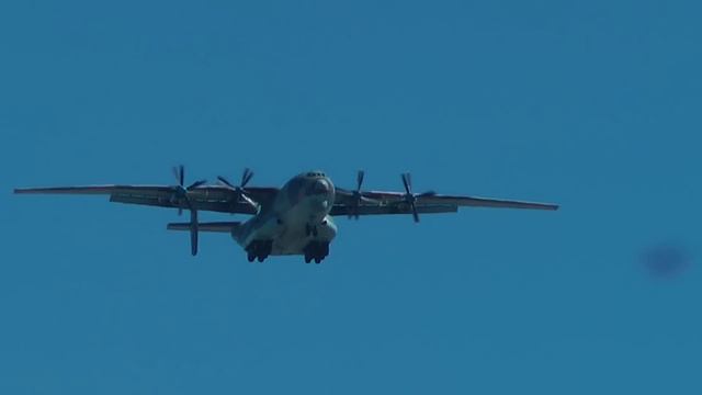 Самолёт АН-22 идёт на посадку \ The plane AN-22 comes in to land смотреть онлайн