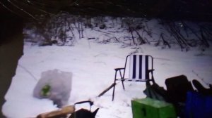 Интересная зимняя рыбалка на скользкого налима. Замечательная рыбалка на зимней валдайской реке.