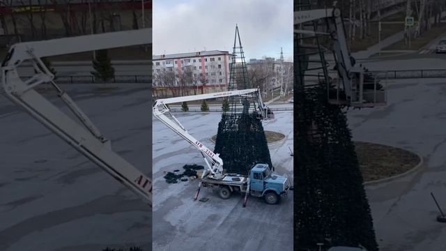 В Гурьевске на главной городской площади, Юбилейной, установили новогоднюю ёлку.