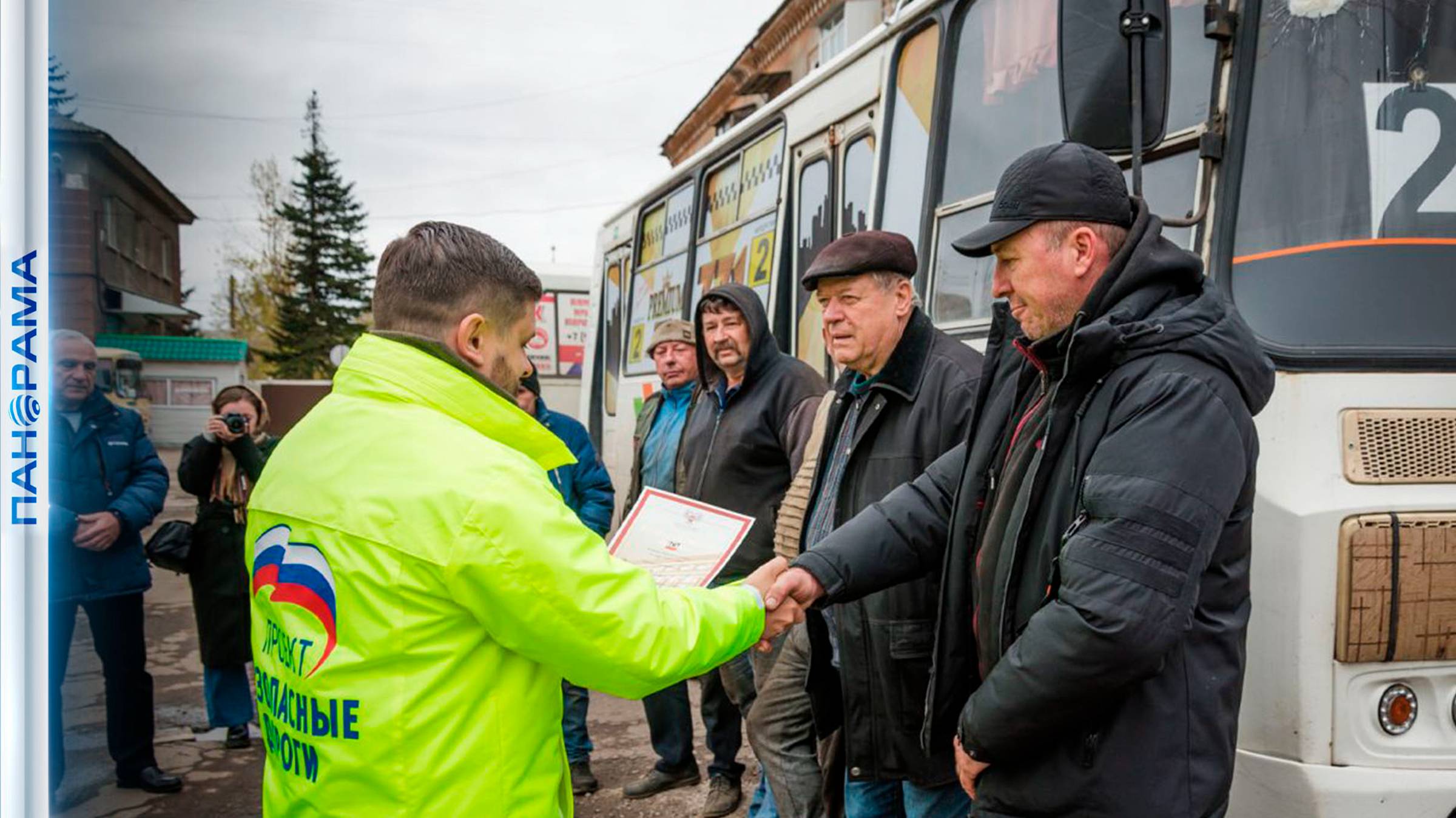 Горловские водители идут на работу как на фронт! Смелых профессионалов отметили грамотами от НС ДНР