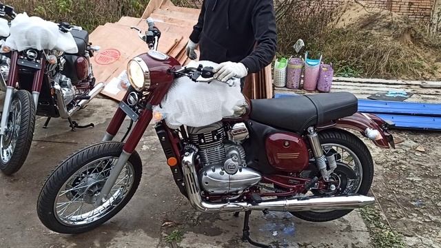 Пробный запуск мотоцикла Ява 300 Прага (после распаковки, переднее крыло ещё не установлено) смотреть онлайн