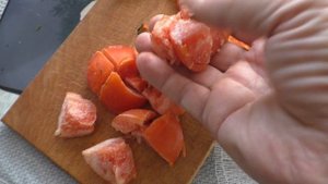 Простой салат из замороженных огурцов, помидоров, перцев, кукурузы и зелени.