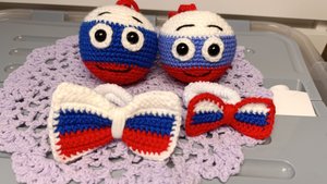 Маленькие сувениры крючком в цветах флага России