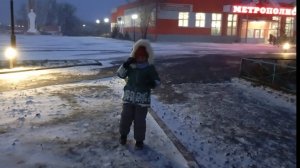 Будни нашей семьи.Старший брат учит младшего.И я туда же.Сильная метель.