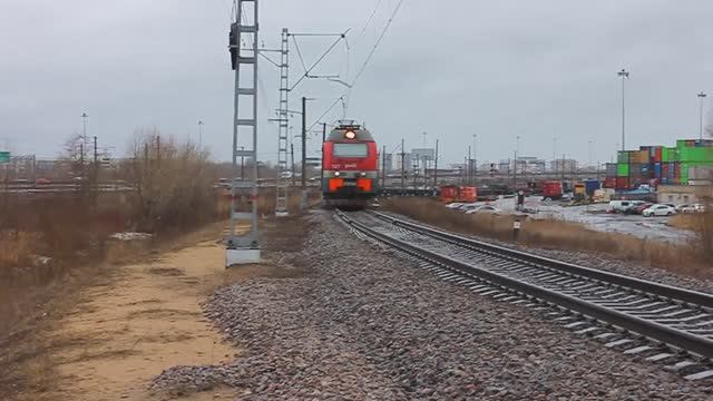 2ЭС4К-027 (РЖД/Окт, ТЧ-21 Волховстрой) с порожним контейнерным поездом вышел со ст. Предпортовая