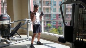 ПОДЪЕМ ГАНТЕЛЕЙ НА БИЦЕПС СТОЯ С СУПИНАЦЕЙ / СГИБАНИЕ РУК С ГАНТЕЛЯМИ С РАЗВОРОТОМ / КАЧАЕМ РУКИ