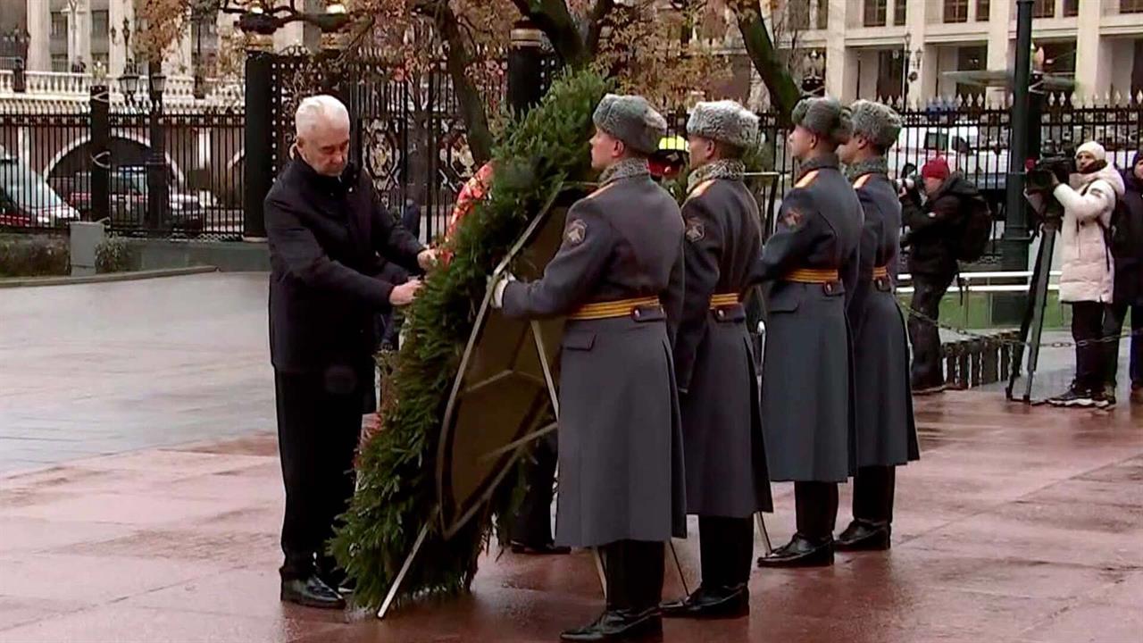 Сергей Собянин возложил венки к Могиле Неизвестного Солдата в День воинской славы