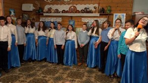 С днем рождения, батюшка. Группа отроков