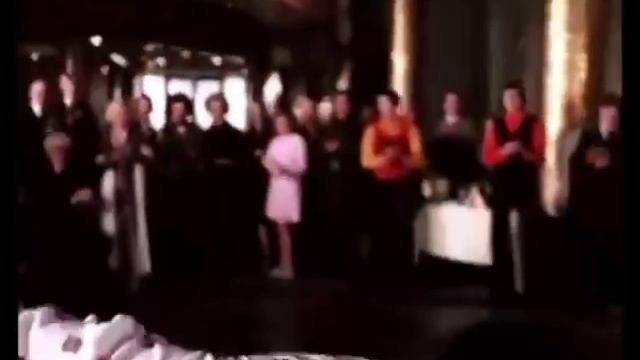 Тануют все.