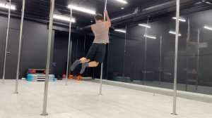 Развиваю навыки Pole Dance / Pole Sport || Учусь держаться на пилоне :)