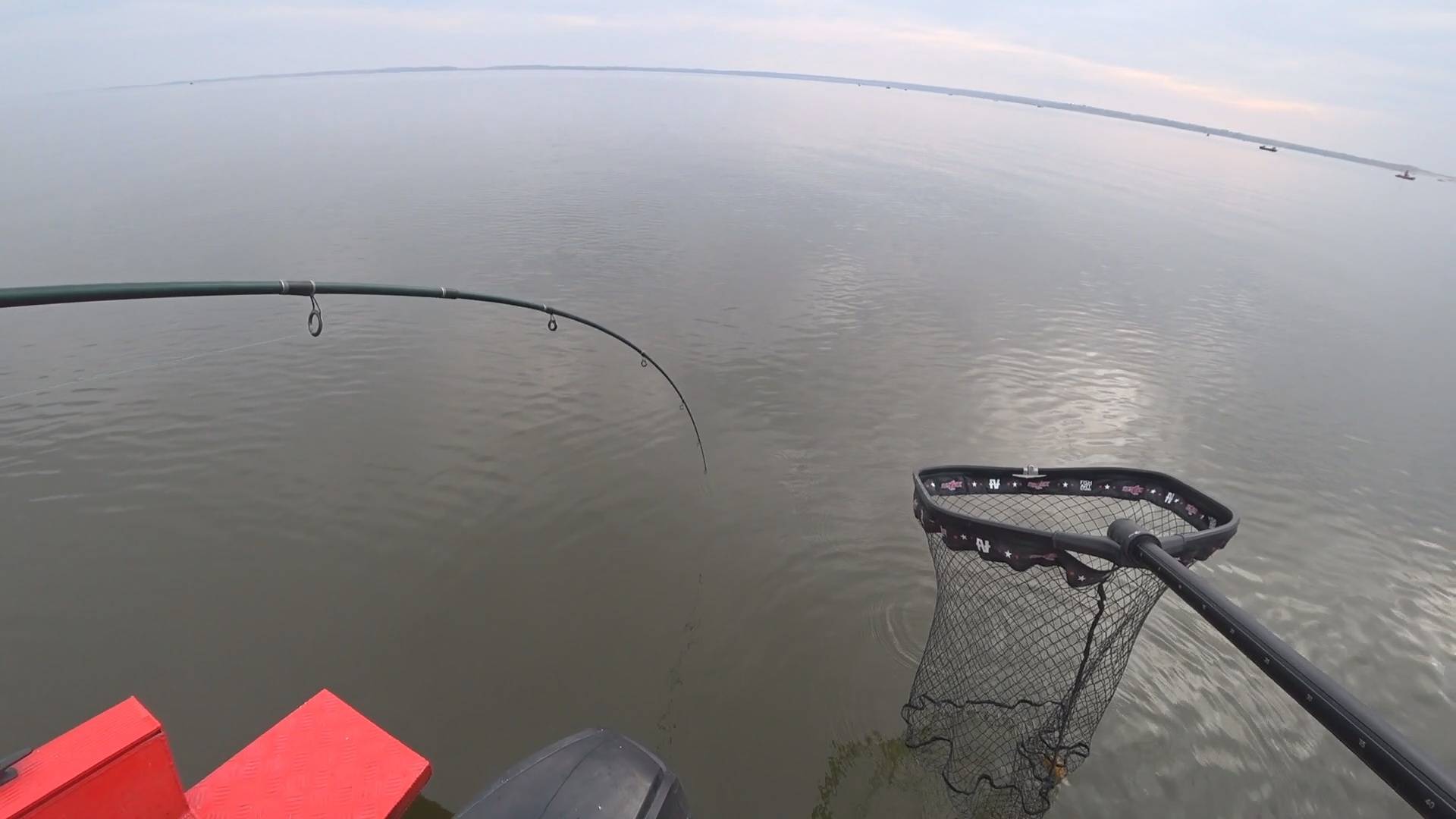 ВСЕ ПЕРЕСТАЛИ РЫБАЛИТЬ КОГДА ЕГО ТАЩИЛИ ТРОФЕЙ рыбалка смотреть онлайн