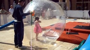 Водный шар - водный аттракцион.