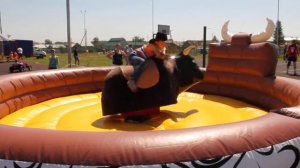 Дети скачут на быке родео на празднике