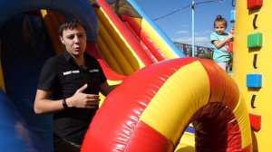 БЕЗОПАСНОСТЬ НА НАДУВНОМ БАТУТЕ. Как ребенку себя вести на батутах в парке