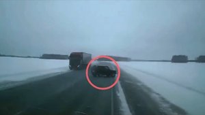 «Ниву выкинуло под встречную фуру». Момент смертельного ДТП в Омской области.