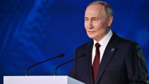 Президент России Путин выступает на пленарном заседании клуба «Валдай»