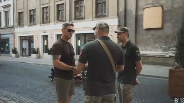 Львовские военкомы отпустили представившегося британцем мужчину смотреть онлайн