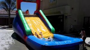 Надувная горка с маленьким бассейном