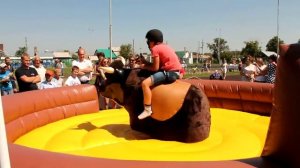 Надувной аттракцион Бык родео на празднике