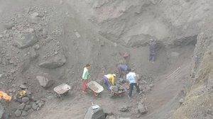 Строительство, узкое место, слева камни справа  нависающий утёс