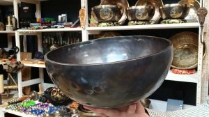 Кованая поющая чаша Plain antique black ( 30 см, нота: Ля#, 116 Гц) / Singing Bowl / shamanic.moscow