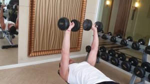 ЖИМ ГАНТЕЛЕЙ ЛЕЖА НА СКАМЬЕ / ТЕХНИКА УПРАЖНЕНИЙ / КАЧАЕМ ГРУДЬ /