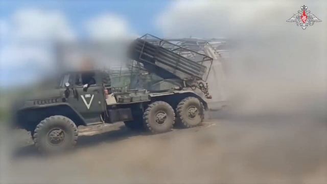 В Минобороне показали, как «Градами» бьют по позициям ВСУ в районе Часова Яра смотреть онлайн