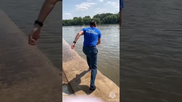 МЧС опубликовали ролик с подставным утопленником в реке смотреть онлайн