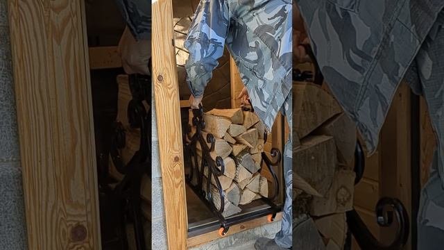 Красивая дровница на колёсиках в баню