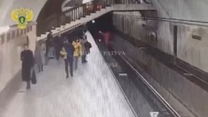 😱В Московском метро пассажир упал на рельсы, засмотревшись в телефон😱