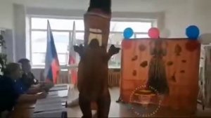 Танцующий динозавр на выборах в Ершовском районе Саратовской области